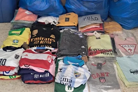 La Policía Local de Vélez-Málaga asesta un duro golpe al comercio de productos falsificados en el Paseo Marítimo de Torre del Mar