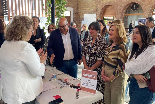 El alcalde de Vélez-Málaga participa en el inicio de la jornada de empleo 'Ocúpate' de Cruz Roja en el Mercado de San Francisco