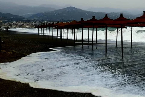 Los fenómenos azotan la playa de Torre del Mar este sábado y el aviso pone en riesgo el Domingo de Ramos