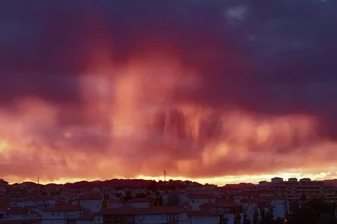 Un espectacular altocúmulo tiñe el cielo de Torre del Mar de rojo y deja imágenes impresionantes