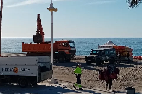 Reponen y retiran los kayaks que se quemaron en la playa de Burriana el pasado domingo 