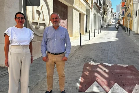 El Ayuntamiento de Vélez-Málaga instala bolardos y cojines berlineses en Calle Pancho López