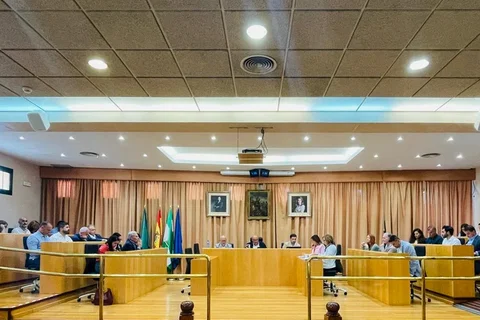 El populismo y la crispación marcan el pleno extraordinario de Vélez-Málaga