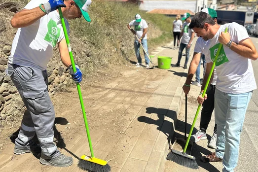 Pino y su equipo acuden al Barrio del Pilar para limpiar y adecentar sus acerados