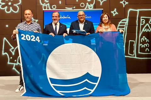 Vélez-Málaga Recibe Cuatro Banderas Azules para sus Playas