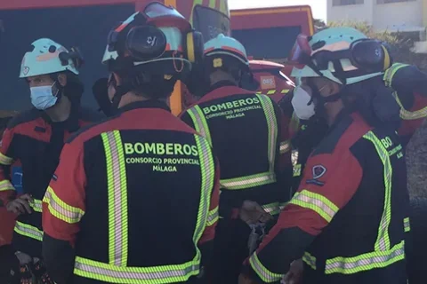Un accidente en la avenida Arroyo Hondo en Benalmádena deja un muerto tras volcar su coche y caer por un desnivel