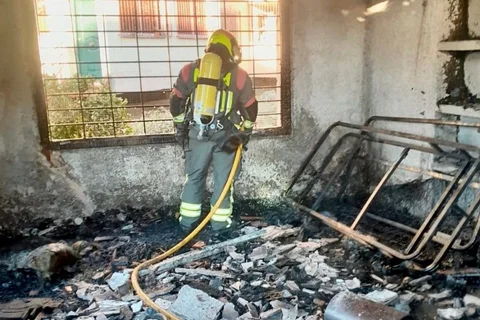 Incendio en Vivar Téllez con Molino Velasco deja una caseta de aperos totalmente calcinada