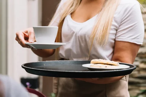 Un camarero ha sido suspendido de empleo y sueldo durante tres días por tomarse un café y no pagarlo