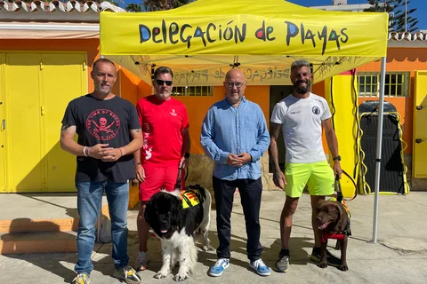 Atencia presenta en Torre del Mar la primera unidad canina de rescate en playas de Andalucía