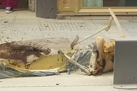 Vecino arroja colchón y una silla en llamas desde un edificio en la calle Princesa de Torre del Mar