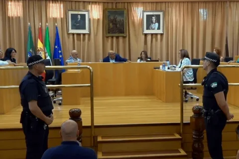 Pino y Ruiz se enzarzan en una discusión y Lupiáñez lleva el pleno a un receso ante la presencia de la policía 