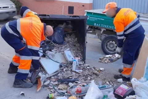 Usan un contenedor de basura para el desescombro de una obra en esta calle de Vélez-Málaga y el ayuntamiento manda este mensaje