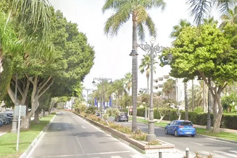 Fallecido por accidente de moto contra una farola en la Avenida del Litoral en Estepona