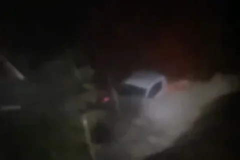Los bomberos rescatan un vehículo que había quedado atrapado con ocupantes en su interior en el cauce del río Padrón en Estepona