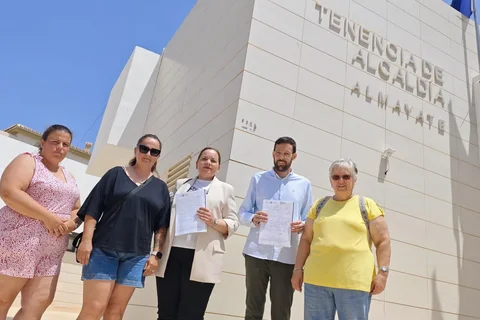 Indignación vecinal en Almayate por la instalación de una antena de telefonía móvil en las inmediaciones de un colegio