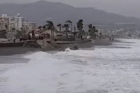Aumenta la Incertidumbre Climática en la Axarquía tras el Aviso por Fenómenos Costeros Durante el Martes y Miércoles Santo