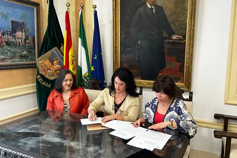 Cultura firma un acuerdo con la editorial El Envés para la difusión nacional del libro ganador del Certamen de Poesía Joaquín Lobato-Ciudad de Vélez-Málaga