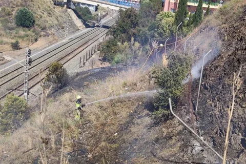 Restablecido el servicio de cercanías en esta zona de Málaga tras un incendio cerca de las vías del tren