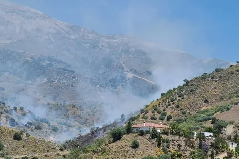 Urgente: Incendio forestal activo en la loma Abajo en la Axarquía moviliza dos helicópteros 