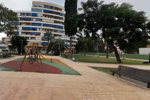 Encuentran a un hombre de 44 años muerto en un parque de Torre del Mar