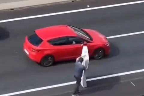 Graban a un hombre jugándose la vida en Fuengirola retirando un colchón en plena autovía