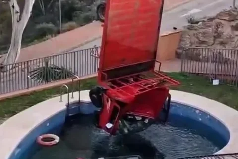 Así han retirado el camión de butano que había caído en una piscina de una urbanización en Rincón de la Victoria