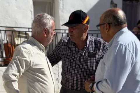 El alcalde de Vélez-Málaga visita Los Íberos y anuncia el comienzo de diferentes mejoras