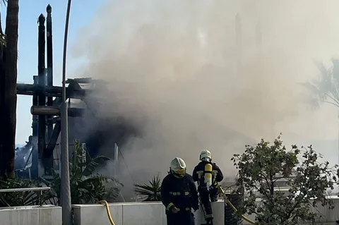 Calzinado el Chiringuito Bikini Beach de Estepona en un llamativo incendio