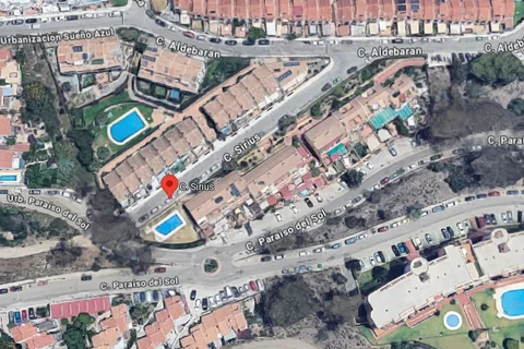 Vecinos de Benajarafe organizan cuadrillas para reparar agujeros de gran tamaño en el pavimento de sus urbanizaciones