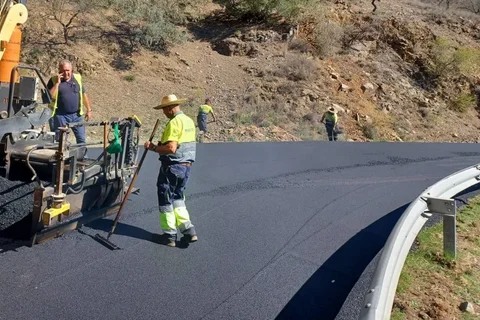 La diputación de Málaga actuará en tres carreteras en la Axarquía por casi 793.000 euros
