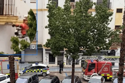 Bomberos y Policía Local intervienen por el desprendimiento de una cornisa en la Avda. Andalucía en Torre del Mar 