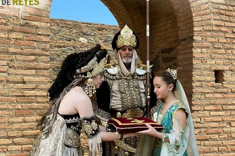 Las Cruces de Mayo de Vélez-Málaga y el Desfile Legado de Reyes tendrán lugar el 27 de abril
