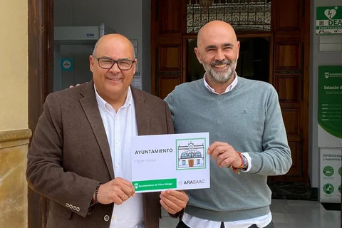 Vélez-Málaga presenta la instalación de pictogramas en diferentes edificios municipales