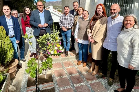 La corporación municipal del Ayuntamiento de Vélez-Málaga realiza una ofrenda floral a María Zambrano en el aniversario de su fallecimiento