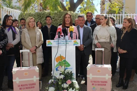 La Mancomunidad Costa del Sol Axarquía conmemora el Día Internacional de la Mujer con 'La Maleta Viajera de la Igualdad'