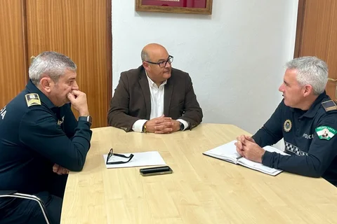 El alcalde de Vélez-Málaga participa en la reunión matinal de la policía local y presenta a Rafael Mora como nuevo jefe