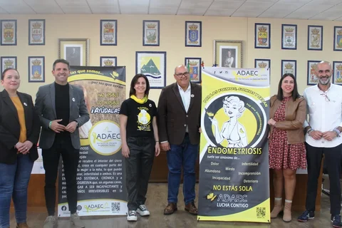 El alcalde de Vélez-Málaga recibe a recibe a la galardonada Pastelería Ramos premio Bandera de Andalucía 2024