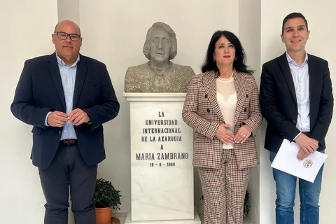 El alcalde de Vélez-Málaga da a conocer las cuatro becas concedidas por la Fundación María Zambrano
