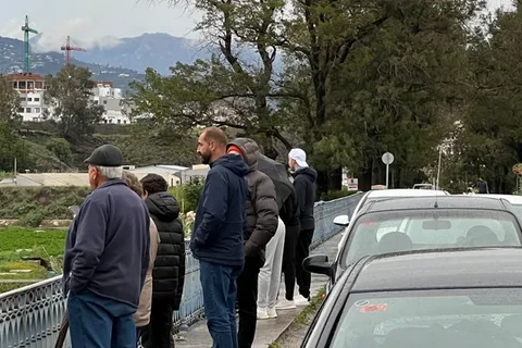 El cauce del río Vélez causa expectación la tarde de este domingo debido a las lluvias 