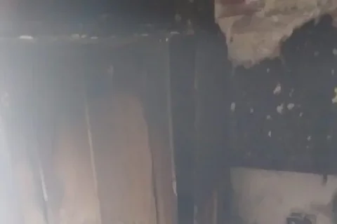 Un incendio en una vivienda en calle Jose Maria Freuiller en la barriada de bailen miraflores deja una persona herida 