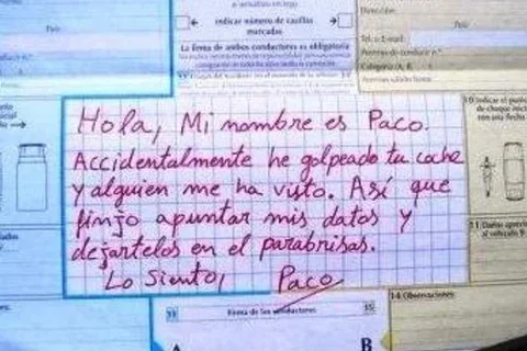 Golpean su coche estacionado y le dejan un parte de accidentes que ha dejado perpleja a la Guardia Civil