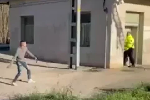 Un joven magrebí apedrea e intimida a un guardia de seguridad en una estación de tren española 