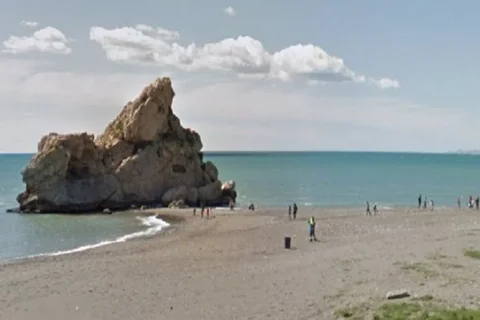 Fallece un joven tras lanzarse desde una roca en la playa del Peñon del Cuervo