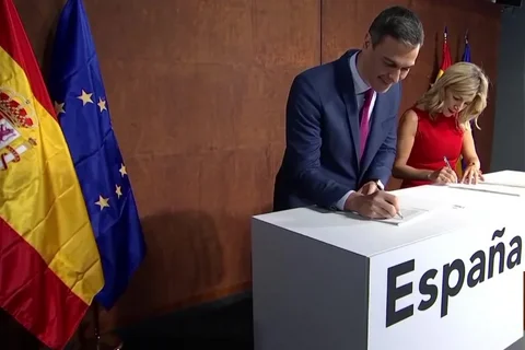 Yolanda Díaz junto a Pedro Sánchez el martes 24 de octubre de 2023