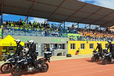 El Polideportivo Municipal Fernando Ruiz Hierro realiza un encuentro escolar por el Bicentenario de la Policía Nacional