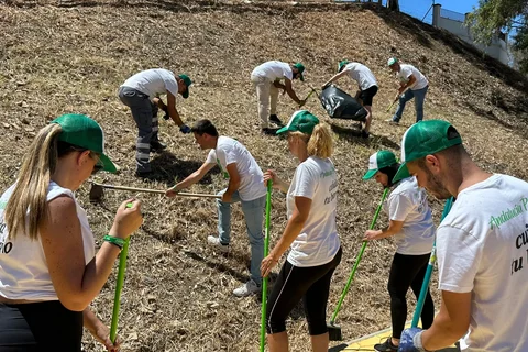 Pino y su equipo realizan labores de limpieza en el parque Velesol ante su situación de abandono