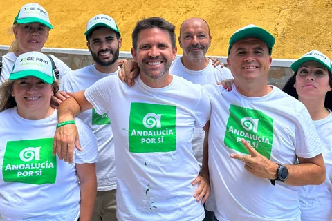 Pino prosigue el pulso a Lupiáñez y emprende trabajos de pintura en el centro histórico de Vélez-Málaga