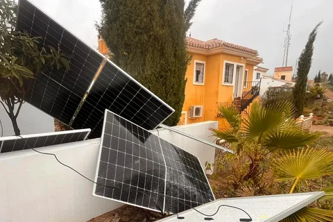 El temporal destroza una instalación de placas solares en Rincón de la Victoria y su propierario deja este recado a la empresa instaladora