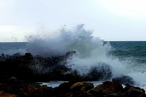 AEMET emite aviso amarillo por fenómenos costeros el domingo de resurrección en la costa de la Axarquía 