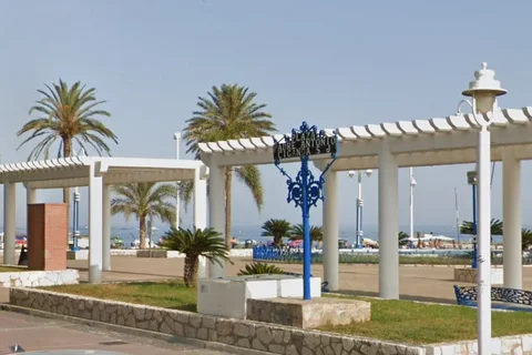 Apuñalan a un hombre en la plaza del Padre Ciganda en la barriada de El Palo en Málaga